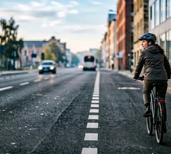 Cycliste en milieu urbain adoptant une posture vigilante pour maximiser son champ visuel et sa sécurité