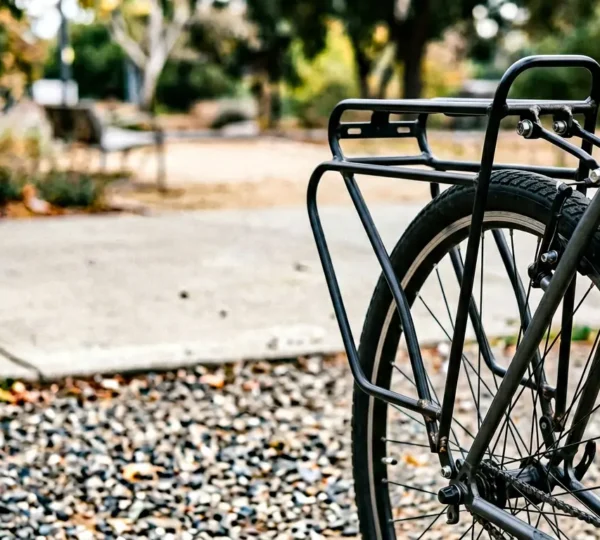 Porte-bagages robuste en acier monté sur un vélo de cyclotourisme prêt pour un voyage au long cours