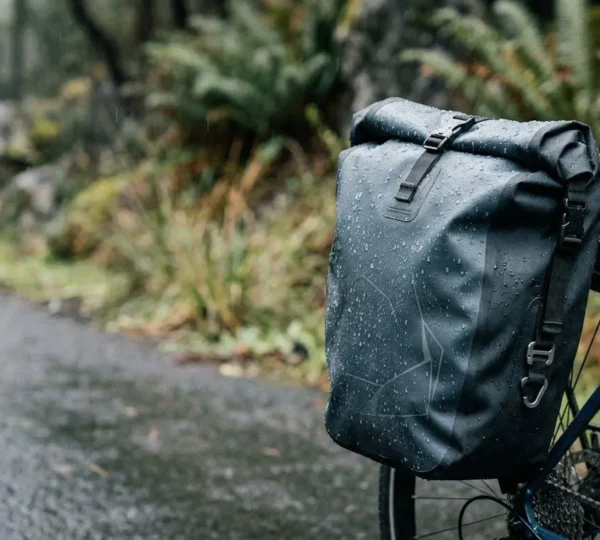 Sacoche de vélo étanche en conditions pluvieuses pour protéger les affaires lors d'un voyage à vélo