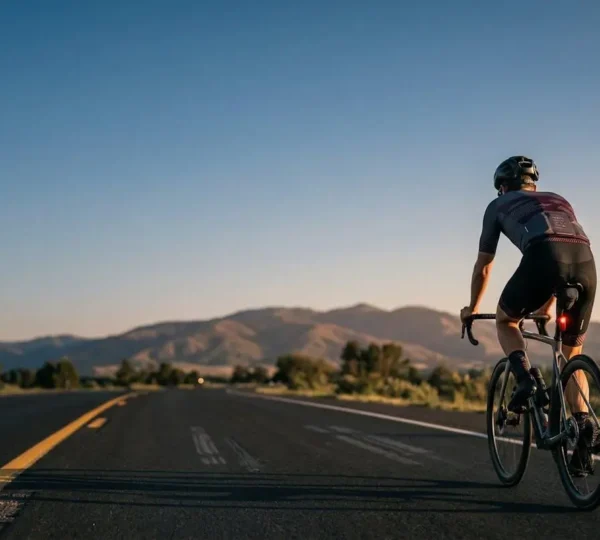 Cycliste équipé de technologies de sécurité avancées sur route moderne