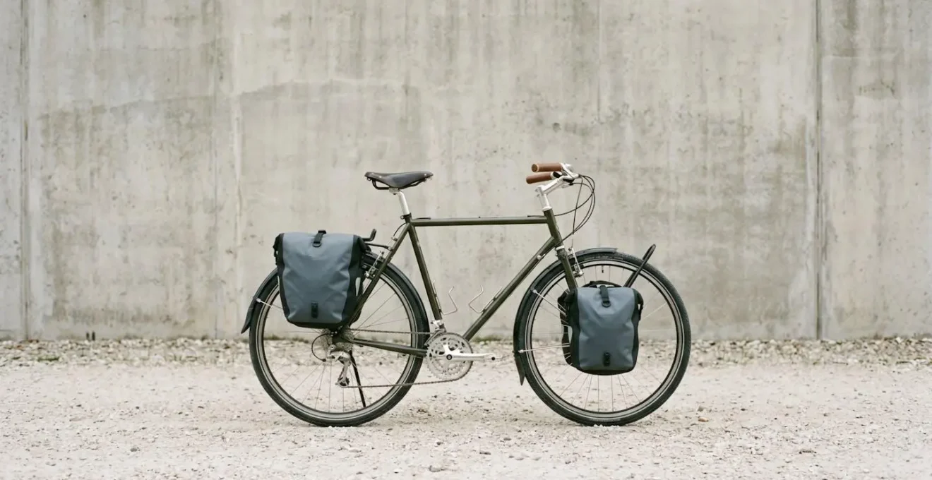 Vue latérale d'un vélo de cyclotourisme avec charge correctement répartie dans sacoches basses