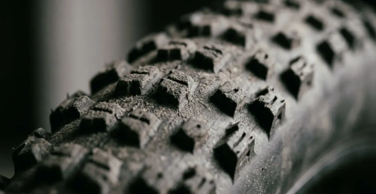 Détail macro des pneus larges de fatbike montrant texture et crampons