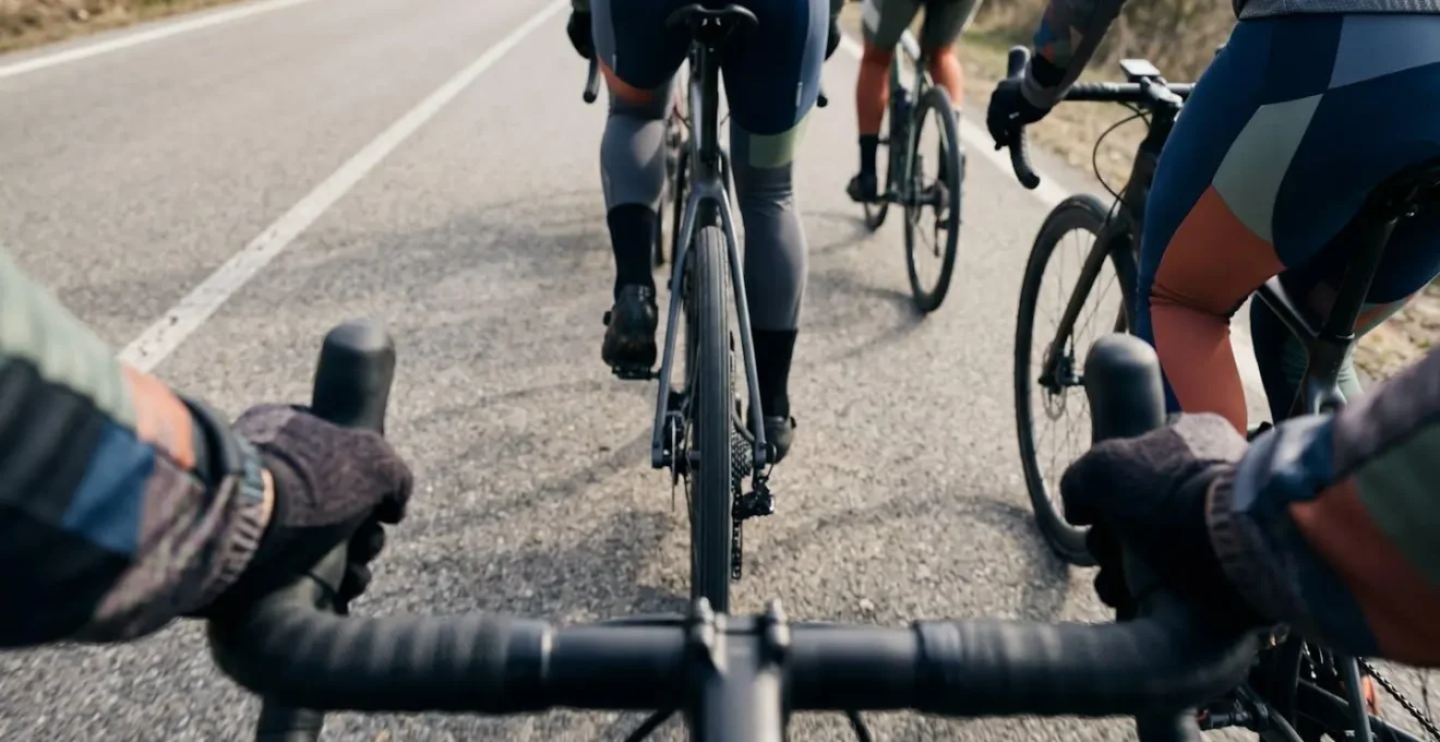 Cycliste évaluant son niveau lors d'une première sortie en groupe