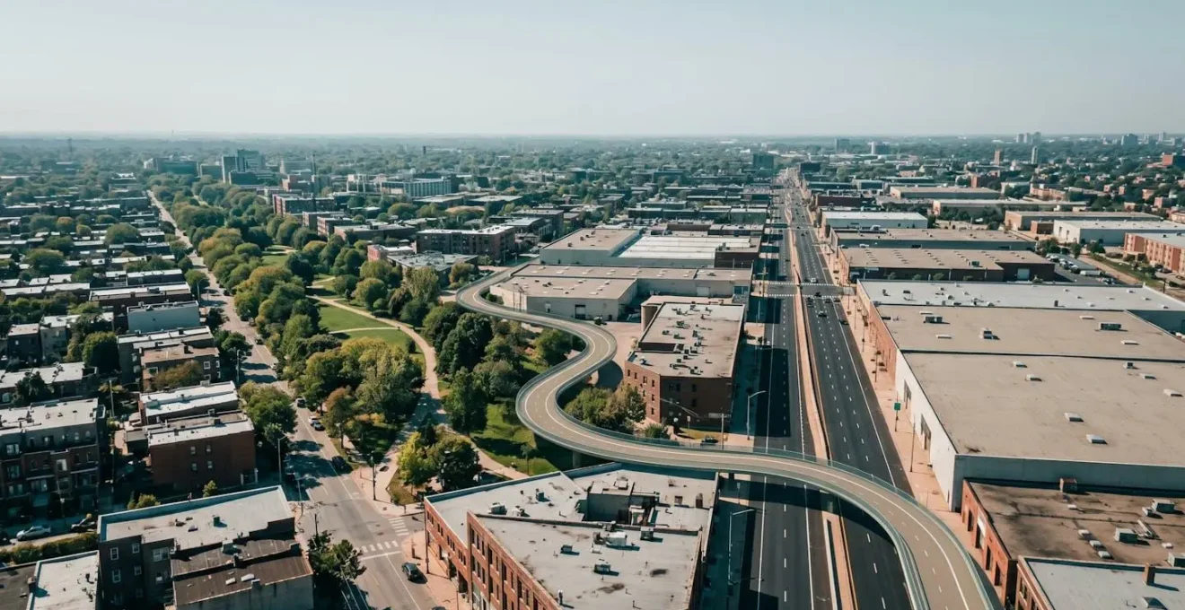 Vue aérienne minimaliste d'un parcours cycliste en milieu urbain avec espaces verts et axes routiers