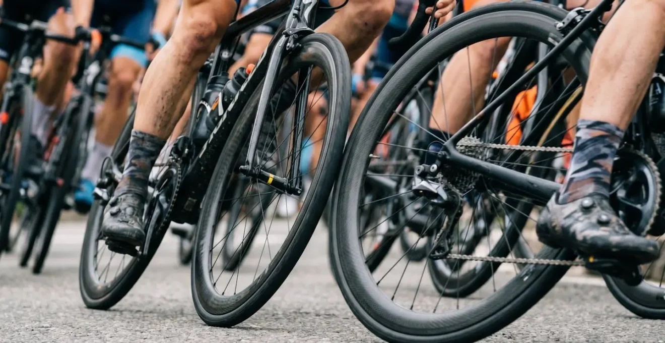 Groupe de cyclistes en formation serrée pratiquant le drafting sur route