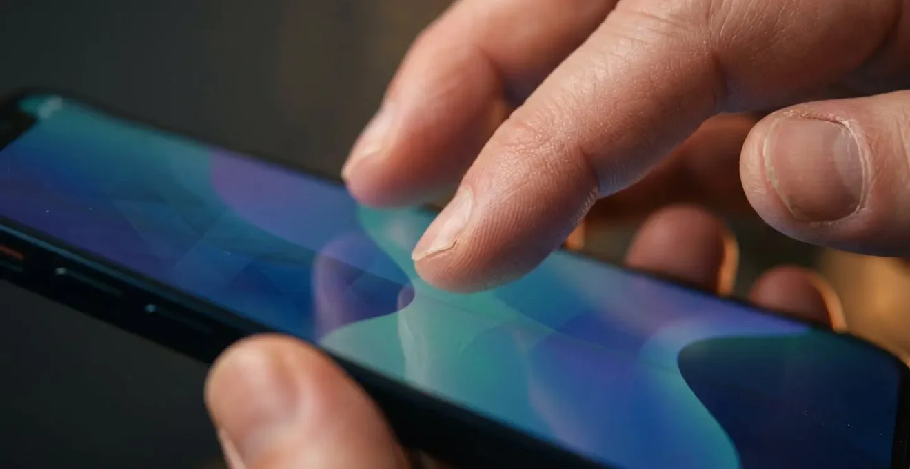 Gros plan sur des doigts manipulant une interface tactile avec des courbes et graphiques abstraits de personnalisation.