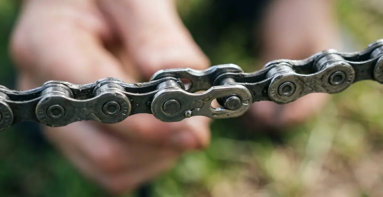 Réparation d'urgence d'une chaîne de vélo avec un maillon rapide sur le terrain