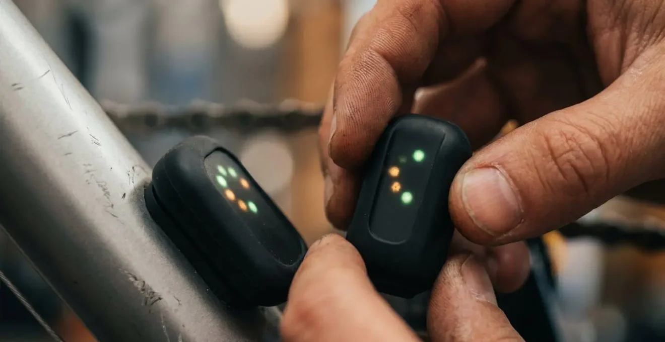 Routine d'entretien d'un vélo avec vérification du niveau de batterie d'un tracker GPS