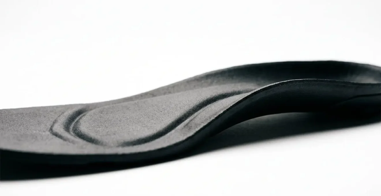 Vue en coupe montrant la structure d une semelle ergonomique pour chaussure de velo avec soutien de voute plantaire