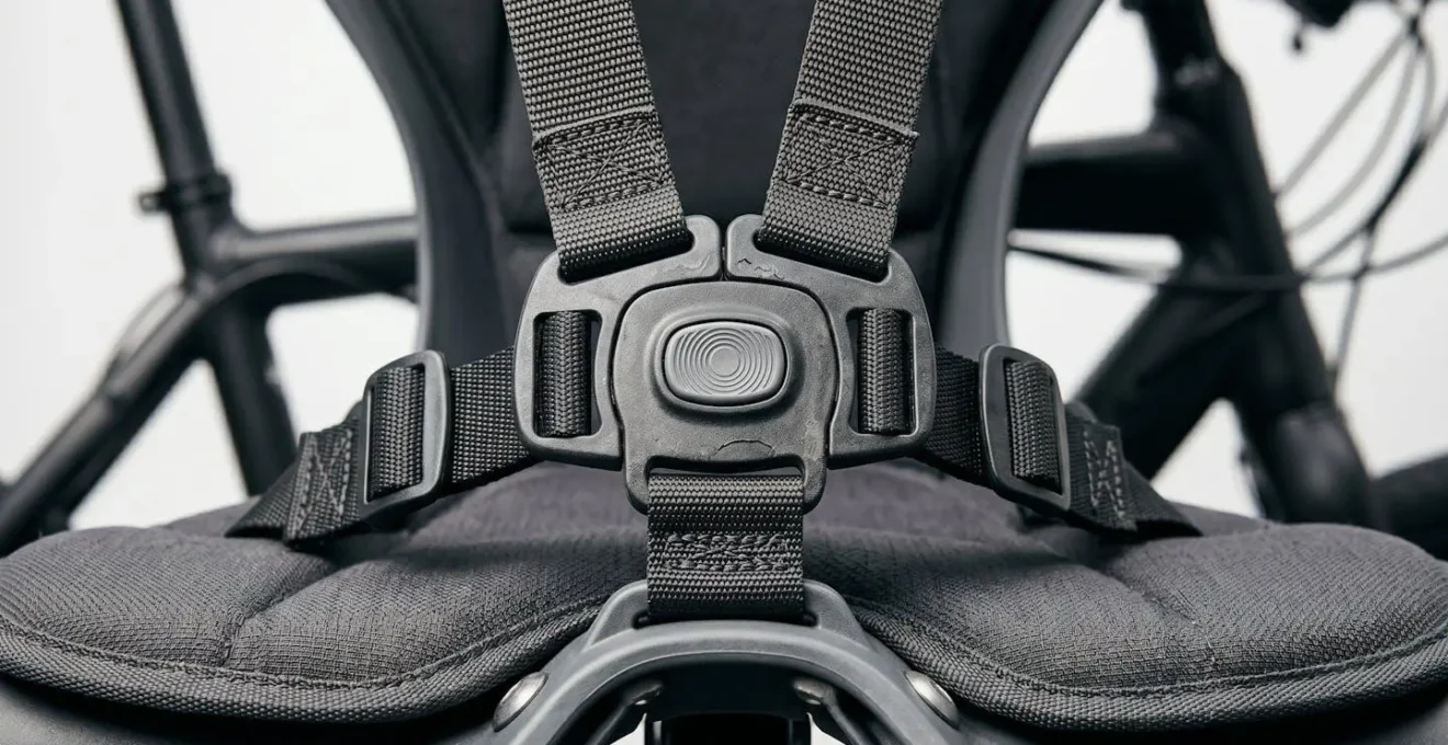 Siège enfant installé sur vélo avec système de fixation et harnais de sécurité