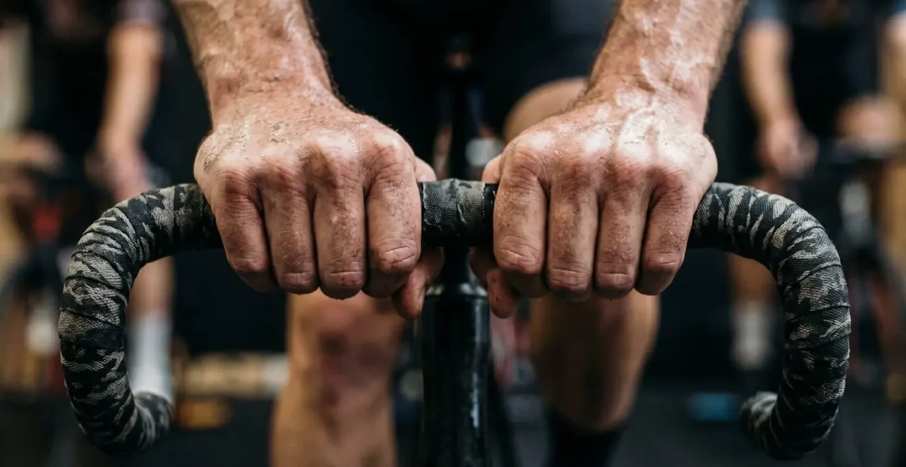 Gros plan sur l'effort intense d'un cycliste pendant un test FTP sur home trainer