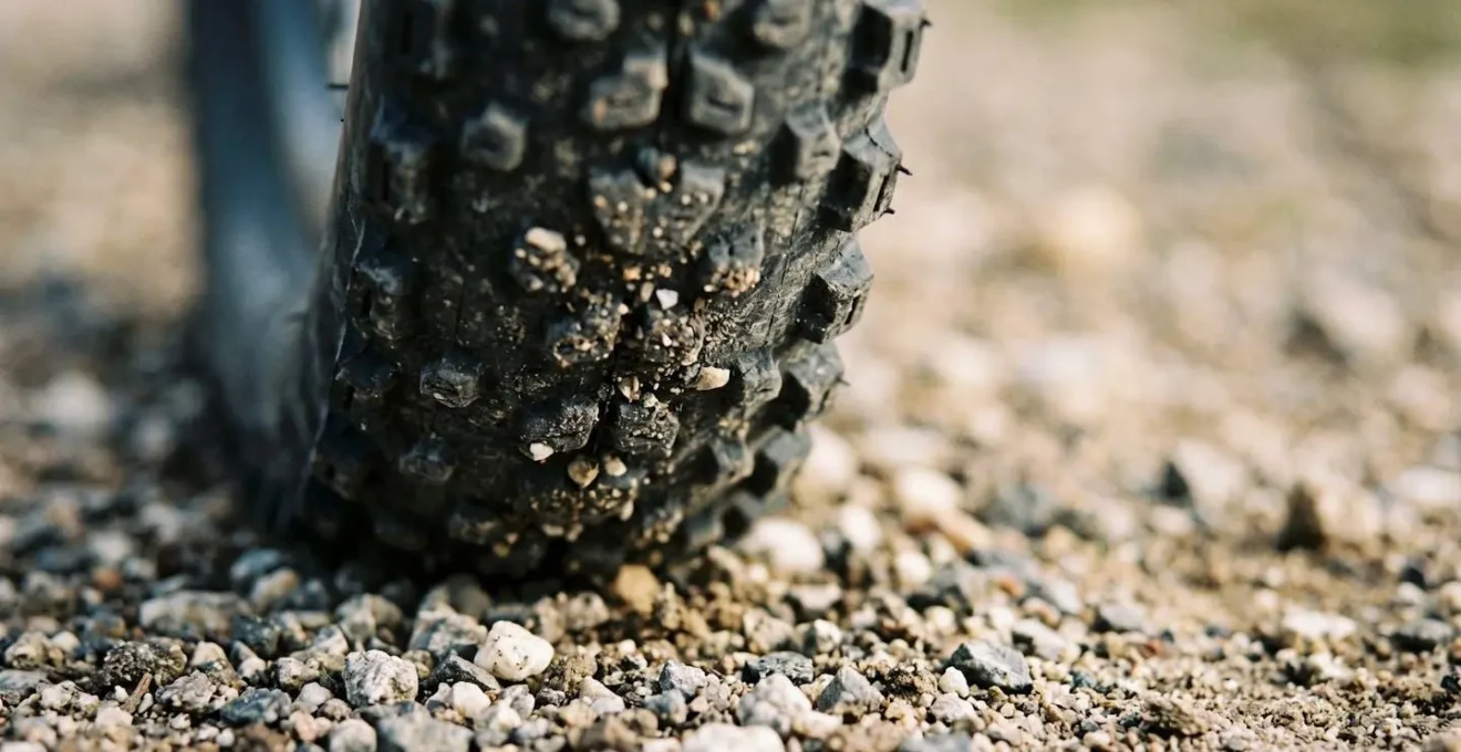 Comparaison visuelle de l'empreinte au sol d'un pneu gravel à différentes pressions